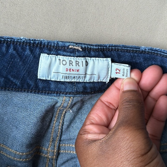 Torrid 3.5 Inch Vintage Stretch Mid-Rise Short 12 - Picture 4 of 12